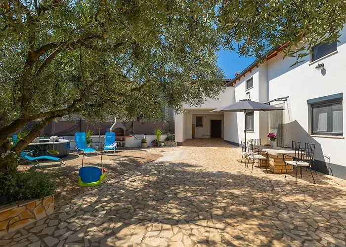 Feriehus House Lando Pula